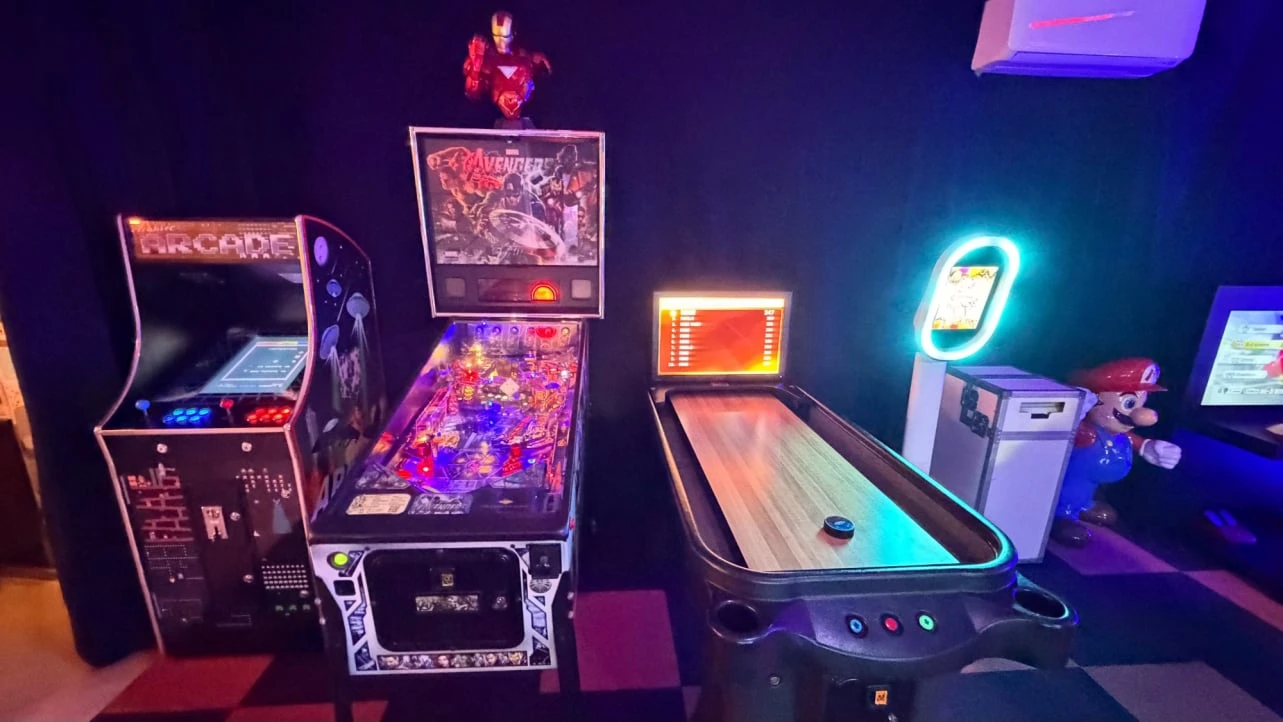 Kinderen spelen airhockey tijdens een kinderfeestje in GameLounge Leusden