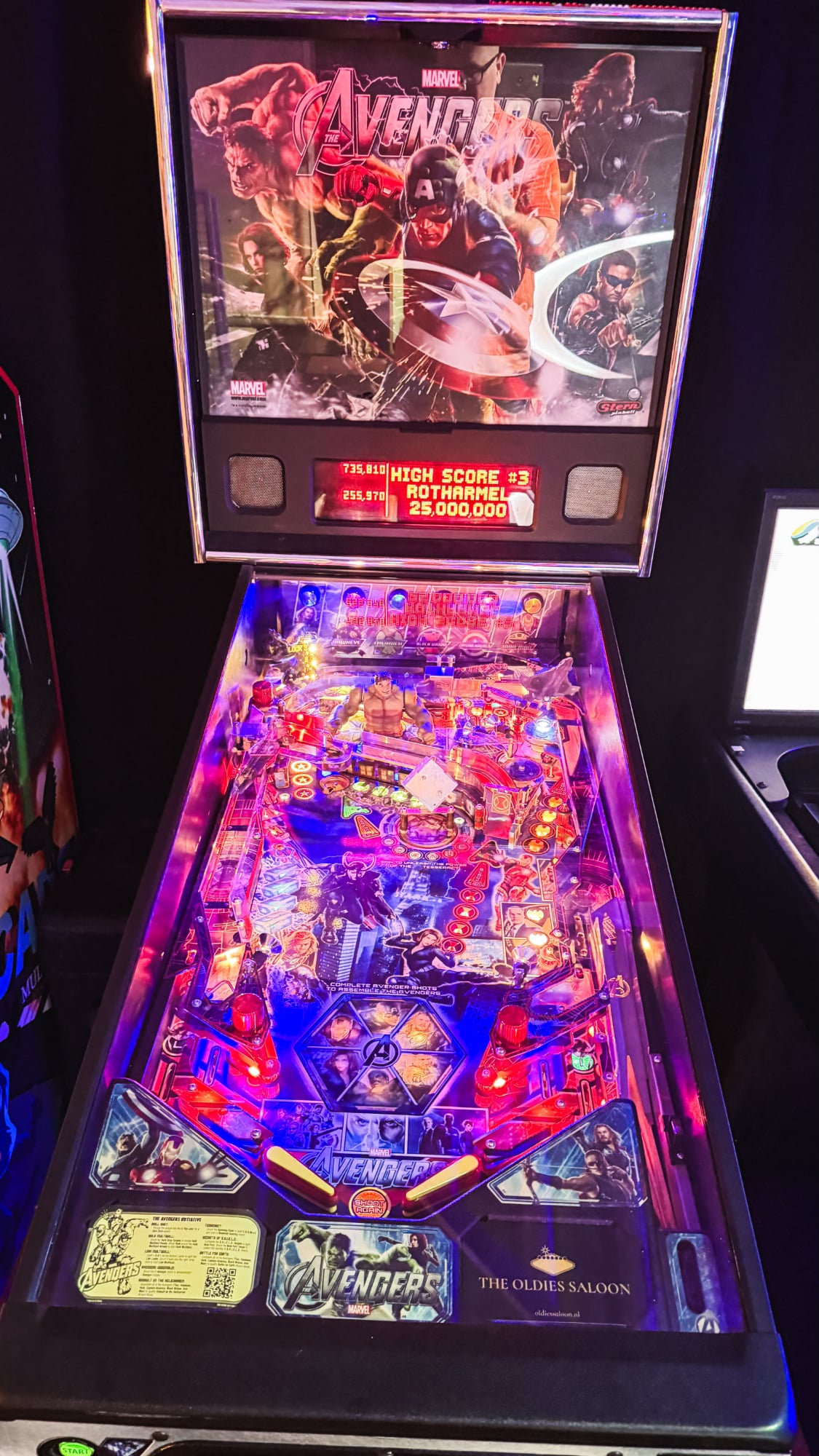 Flipperkast in de gamehal van GameLounge Leusden met retro sfeer