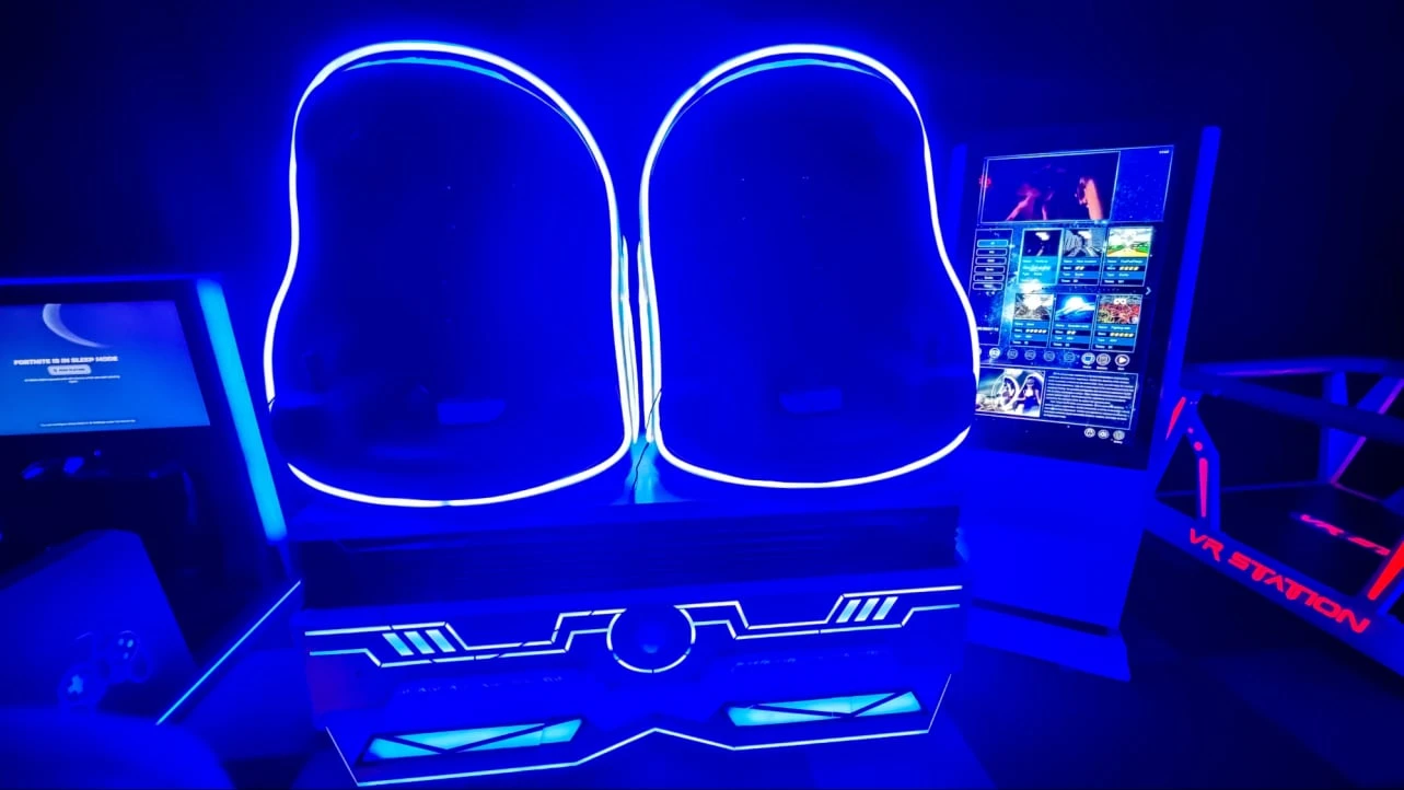 Speler met VR-bril ervaart virtual reality game in Leusden