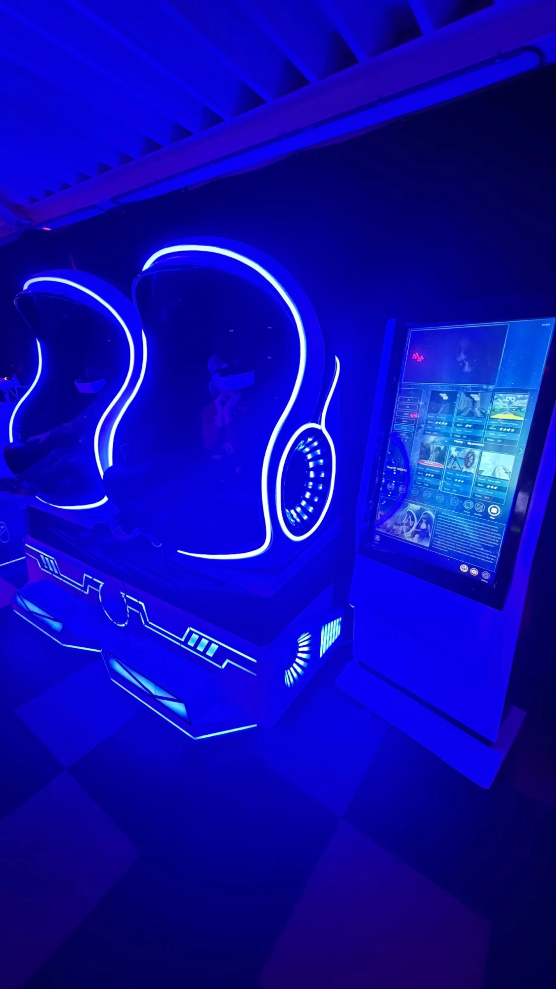 kinderen spelen een virtual reality game in de gamehal